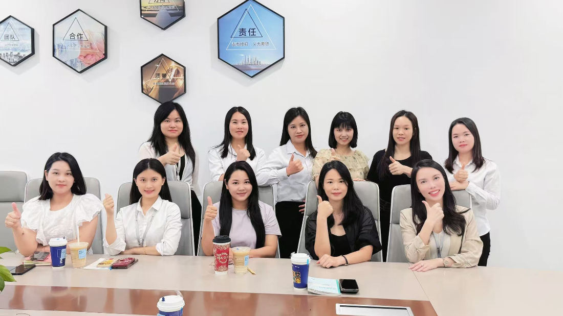 商学院课程结业合影